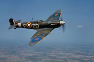 Kokardy vs. kříže: To nejlepší, co proti sobě postavily RAF a Luftwaffe v černobílé i v barvě - Médium.cz